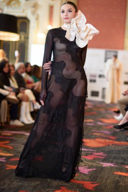 Madrid Moda Haftası sırasında İspanya 'nın Casino de Madrid' de düzenlenen PASARELA ESPANOLA 'dan kreasyonlar sergilenmektedir.