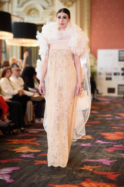 Madrid Moda Haftası sırasında İspanya 'nın Casino de Madrid' de düzenlenen PASARELA ESPANOLA 'dan kreasyonlar sergilenmektedir.