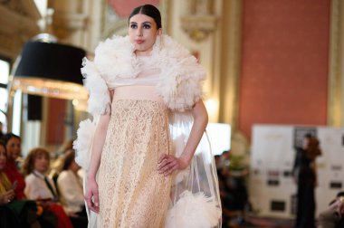 Madrid Moda Haftası sırasında İspanya 'nın Casino de Madrid' de düzenlenen PASARELA ESPANOLA 'dan kreasyonlar sergilenmektedir.