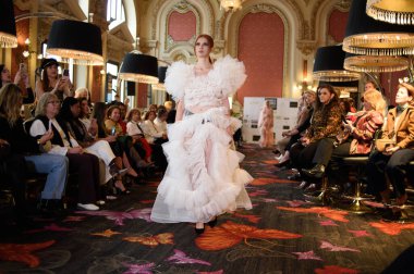 Madrid Moda Haftası sırasında İspanya 'nın Casino de Madrid' de düzenlenen PASARELA ESPANOLA 'dan kreasyonlar sergilenmektedir.