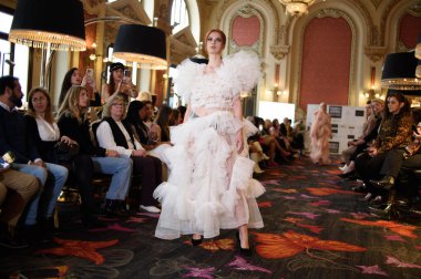 Madrid Moda Haftası sırasında İspanya 'nın Casino de Madrid' de düzenlenen PASARELA ESPANOLA 'dan kreasyonlar sergilenmektedir.