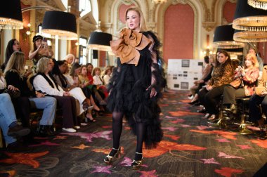 Madrid Moda Haftası sırasında İspanya 'nın Casino de Madrid' de düzenlenen PASARELA ESPANOLA 'dan kreasyonlar sergilenmektedir.