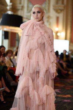 Madrid Moda Haftası sırasında İspanya 'nın Casino de Madrid' de düzenlenen PASARELA ESPANOLA 'dan kreasyonlar sergilenmektedir.