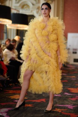 Madrid Moda Haftası sırasında İspanya 'nın Casino de Madrid' de düzenlenen PASARELA ESPANOLA 'dan kreasyonlar sergilenmektedir.