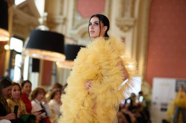 Madrid Moda Haftası sırasında İspanya 'nın Casino de Madrid' de düzenlenen PASARELA ESPANOLA 'dan kreasyonlar sergilenmektedir.