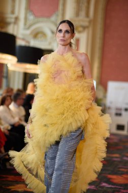 Madrid Moda Haftası sırasında İspanya 'nın Casino de Madrid' de düzenlenen PASARELA ESPANOLA 'dan kreasyonlar sergilenmektedir.