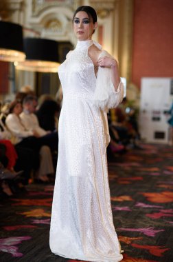 Madrid Moda Haftası sırasında İspanya 'nın Casino de Madrid' de düzenlenen PASARELA ESPANOLA 'dan kreasyonlar sergilenmektedir.