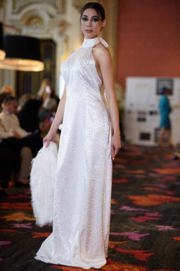 Madrid Moda Haftası sırasında İspanya 'nın Casino de Madrid' de düzenlenen PASARELA ESPANOLA 'dan kreasyonlar sergilenmektedir.