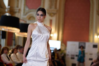 Madrid Moda Haftası sırasında İspanya 'nın Casino de Madrid' de düzenlenen PASARELA ESPANOLA 'dan kreasyonlar sergilenmektedir.