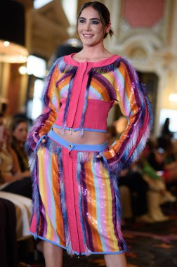 Madrid Moda Haftası sırasında İspanya 'nın Casino de Madrid' de düzenlenen PASARELA ESPANOLA 'dan kreasyonlar sergilenmektedir.