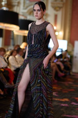 Madrid Moda Haftası sırasında İspanya 'nın Casino de Madrid' de düzenlenen PASARELA ESPANOLA 'dan kreasyonlar sergilenmektedir.