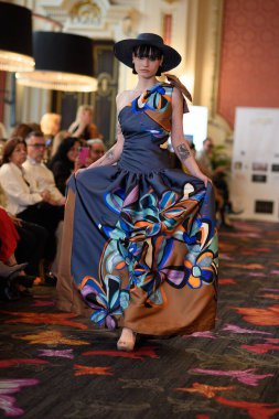 Madrid Moda Haftası sırasında İspanya 'nın Casino de Madrid' de düzenlenen PASARELA ESPANOLA 'dan kreasyonlar sergilenmektedir.