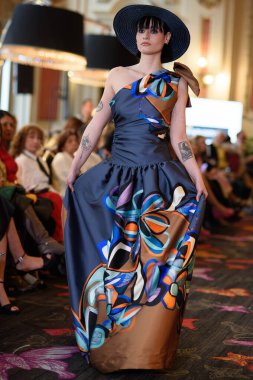 Madrid Moda Haftası sırasında İspanya 'nın Casino de Madrid' de düzenlenen PASARELA ESPANOLA 'dan kreasyonlar sergilenmektedir.