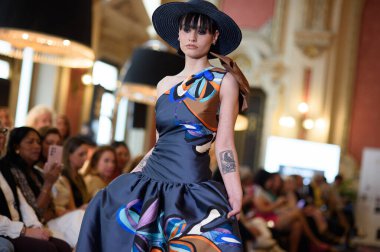 Madrid Moda Haftası sırasında İspanya 'nın Casino de Madrid' de düzenlenen PASARELA ESPANOLA 'dan kreasyonlar sergilenmektedir.