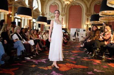 Madrid Moda Haftası sırasında İspanya 'nın Casino de Madrid' de düzenlenen PASARELA ESPANOLA 'dan kreasyonlar sergilenmektedir.