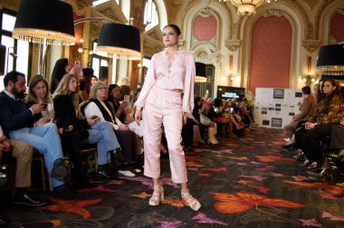 Madrid Moda Haftası sırasında İspanya 'nın Casino de Madrid' de düzenlenen PASARELA ESPANOLA 'dan kreasyonlar sergilenmektedir.