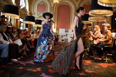 Madrid Moda Haftası sırasında İspanya 'nın Casino de Madrid' de düzenlenen PASARELA ESPANOLA 'dan kreasyonlar sergilenmektedir.