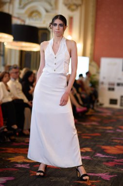 Madrid Moda Haftası sırasında İspanya 'nın Casino de Madrid' de düzenlenen PASARELA ESPANOLA 'dan kreasyonlar sergilenmektedir.