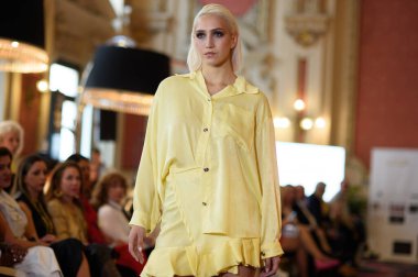 Madrid Moda Haftası sırasında İspanya 'nın Casino de Madrid' de düzenlenen PASARELA ESPANOLA 'dan kreasyonlar sergilenmektedir.