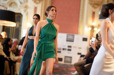 Madrid Moda Haftası sırasında İspanya 'nın Casino de Madrid' de düzenlenen PASARELA ESPANOLA 'dan kreasyonlar sergilenmektedir.
