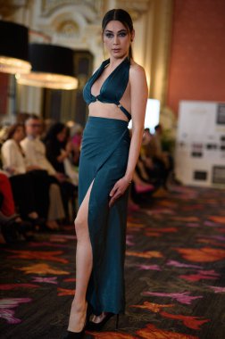 Madrid Moda Haftası sırasında İspanya 'nın Casino de Madrid' de düzenlenen PASARELA ESPANOLA 'dan kreasyonlar sergilenmektedir.