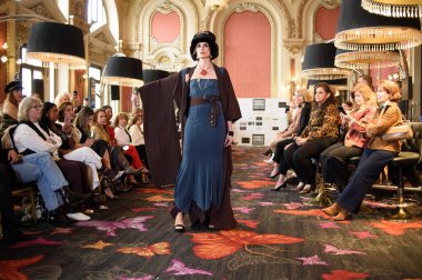 Madrid Moda Haftası sırasında İspanya 'nın Casino de Madrid' de düzenlenen PASARELA ESPANOLA 'dan kreasyonlar sergilenmektedir.