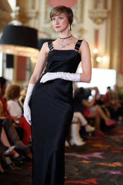 Madrid Moda Haftası sırasında İspanya 'nın Casino de Madrid' de düzenlenen PASARELA ESPANOLA 'dan kreasyonlar sergilenmektedir.