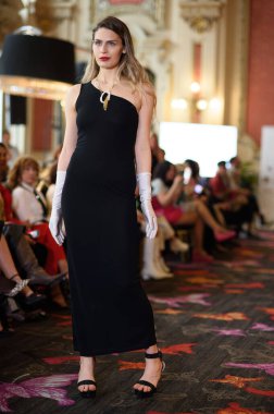 Madrid Moda Haftası sırasında İspanya 'nın Casino de Madrid' de düzenlenen PASARELA ESPANOLA 'dan kreasyonlar sergilenmektedir.