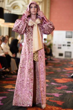 Madrid Moda Haftası sırasında İspanya 'nın Casino de Madrid' de düzenlenen PASARELA ESPANOLA 'dan kreasyonlar sergilenmektedir.