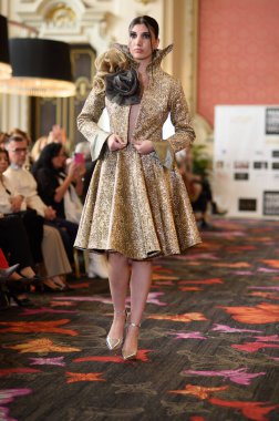 Madrid Moda Haftası sırasında İspanya 'nın Casino de Madrid' de düzenlenen PASARELA ESPANOLA 'dan kreasyonlar sergilenmektedir.