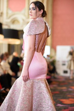 Madrid Moda Haftası sırasında İspanya 'nın Casino de Madrid' de düzenlenen PASARELA ESPANOLA 'dan kreasyonlar sergilenmektedir.