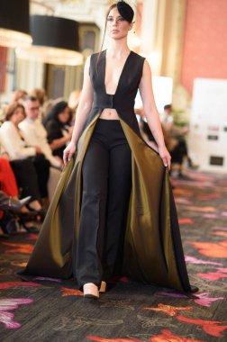 Madrid Moda Haftası sırasında İspanya 'nın Casino de Madrid' de düzenlenen PASARELA ESPANOLA 'dan kreasyonlar sergilenmektedir.