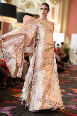 Madrid Moda Haftası sırasında İspanya 'nın Casino de Madrid' de düzenlenen PASARELA ESPANOLA 'dan kreasyonlar sergilenmektedir.