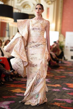 Madrid Moda Haftası sırasında İspanya 'nın Casino de Madrid' de düzenlenen PASARELA ESPANOLA 'dan kreasyonlar sergilenmektedir.