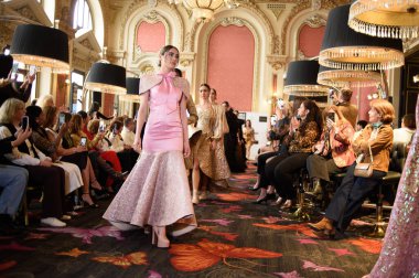 Madrid Moda Haftası sırasında İspanya 'nın Casino de Madrid' de düzenlenen PASARELA ESPANOLA 'dan kreasyonlar sergilenmektedir.