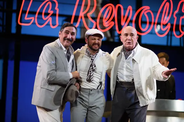 Şarkıcılar Los Angeles REVOLTOSA operasının temsili sırasında 5 Nisan 2025 'te Madrid' deki Zarzuela Tiyatrosu 'nda sahne almışlardır.