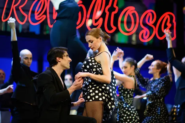 Şarkıcılar Los Angeles REVOLTOSA operasının temsili sırasında 5 Nisan 2025 'te Madrid' deki Zarzuela Tiyatrosu 'nda sahne almışlardır.