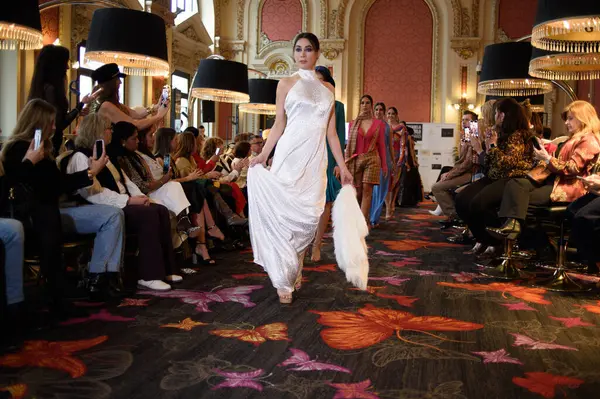 Madrid Moda Haftası sırasında İspanya 'nın Casino de Madrid' de düzenlenen PASARELA ESPANOLA 'dan kreasyonlar sergilenmektedir.