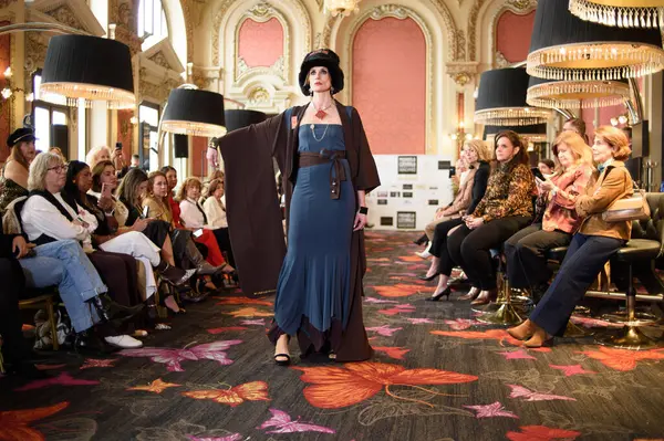 Madrid Moda Haftası sırasında İspanya 'nın Casino de Madrid' de düzenlenen PASARELA ESPANOLA 'dan kreasyonlar sergilenmektedir.