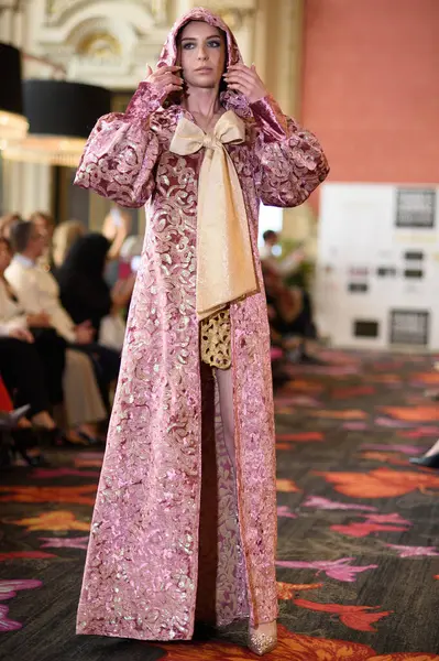 Madrid Moda Haftası sırasında İspanya 'nın Casino de Madrid' de düzenlenen PASARELA ESPANOLA 'dan kreasyonlar sergilenmektedir.