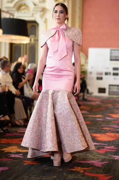 Madrid Moda Haftası sırasında İspanya 'nın Casino de Madrid' de düzenlenen PASARELA ESPANOLA 'dan kreasyonlar sergilenmektedir.