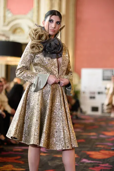 Madrid Moda Haftası sırasında İspanya 'nın Casino de Madrid' de düzenlenen PASARELA ESPANOLA 'dan kreasyonlar sergilenmektedir.