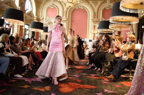 Madrid Moda Haftası sırasında İspanya 'nın Casino de Madrid' de düzenlenen PASARELA ESPANOLA 'dan kreasyonlar sergilenmektedir.