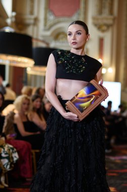 Madrid Moda Haftası sırasında Madrid Casino de Madrid 'de 6 Nisan 2025' te PASARELA ESPANOLA 'dan kreasyonlar sergilenmektedir.