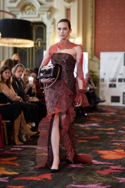 Madrid Moda Haftası sırasında Madrid Casino de Madrid 'de 6 Nisan 2025' te PASARELA ESPANOLA 'dan kreasyonlar sergilenmektedir.