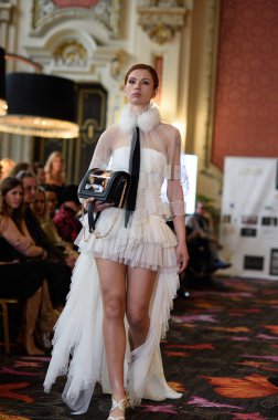 Madrid Moda Haftası sırasında Madrid Casino de Madrid 'de 6 Nisan 2025' te PASARELA ESPANOLA 'dan kreasyonlar sergilenmektedir.