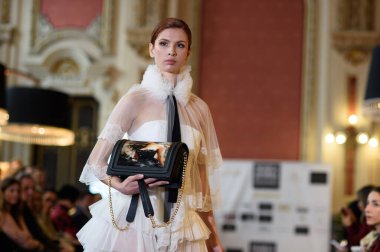 Madrid Moda Haftası sırasında Madrid Casino de Madrid 'de 6 Nisan 2025' te PASARELA ESPANOLA 'dan kreasyonlar sergilenmektedir.