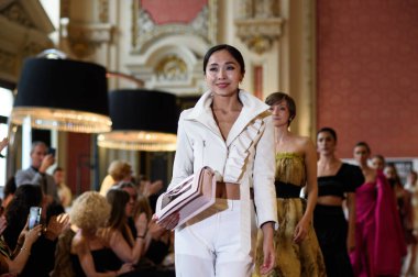 Madrid Moda Haftası sırasında Madrid Casino de Madrid 'de 6 Nisan 2025' te PASARELA ESPANOLA 'dan kreasyonlar sergilenmektedir.