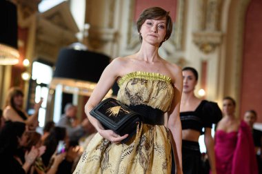 Madrid Moda Haftası sırasında Madrid Casino de Madrid 'de 6 Nisan 2025' te PASARELA ESPANOLA 'dan kreasyonlar sergilenmektedir.