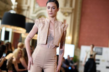 Madrid Moda Haftası sırasında Madrid Casino de Madrid 'de 6 Nisan 2025' te PASARELA ESPANOLA 'dan kreasyonlar sergilenmektedir.